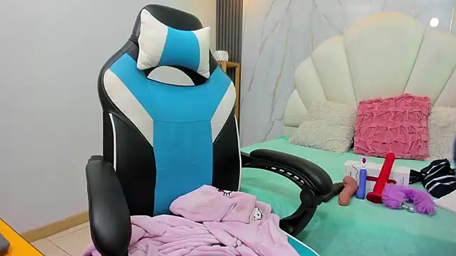 Lizzie Williams  online show from October 19, 3:20 am