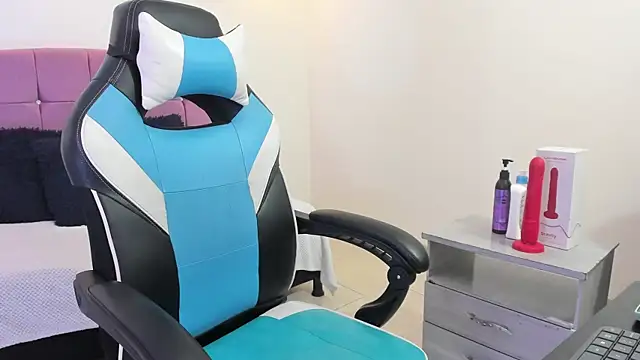 Lizzie Williams  online show from March 31, 3:30 am