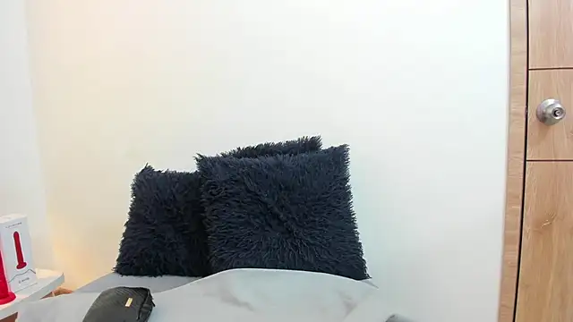 Lizzie Williams  online show from December 15, 3:01 am