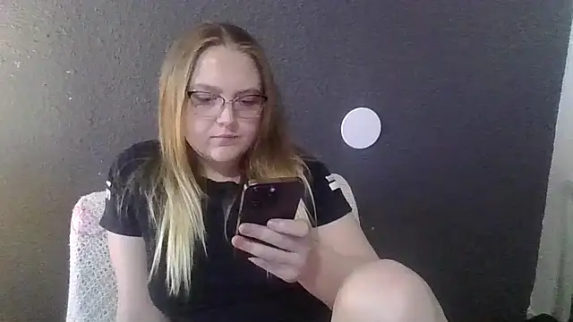 Snapshot of PhatAssBlond chatting on February 28, 8:28 pm PhatAssBlond online show from February 28, 8:28 pm