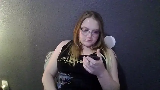Snapshot of PhatAssBlond chatting on March 8, 12:33 am PhatAssBlond online show from March 8, 12:33 am