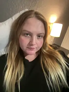 Snapshot of PhatAssBlond chatting on February 20, 11:21 pm PhatAssBlond online show from February 20, 11:21 pm