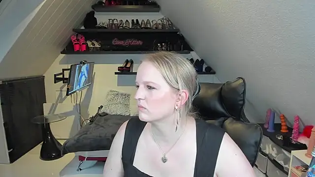 caro kitten online show from April 13, 7:34 am