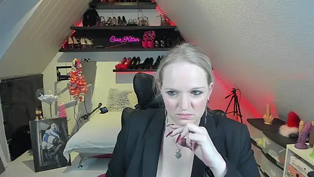 caro kitten online show from December 15, 10:18 am