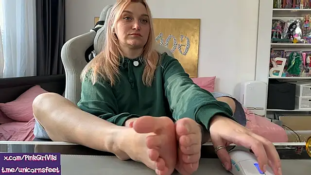 unicornsfeet online show from March 25, 2:16 pm