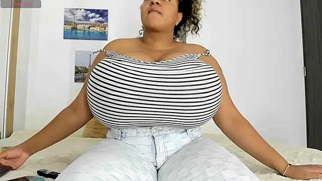 Snapshot of bigmom69_ chatting on November 3, 12:27 am bigmom69 online show from November 3, 12:27 am