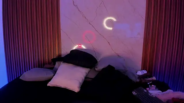 Emiilycollins online show from December 4, 2:10 am