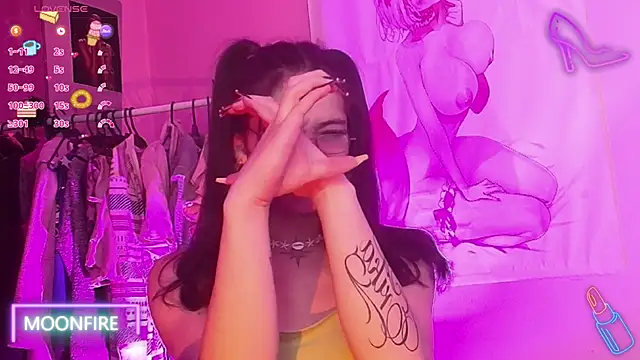 Snapshot of moonfiredancer chatting on October 29, 7:51 am moonfiredancer online show from October 29, 7:51 am