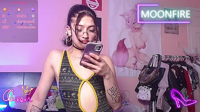 Snapshot of moonfiredancer chatting on December 21, 2:46 am moonfiredancer online show from December 21, 2:46 am