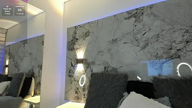 LIZ HOLMES online show from October 21, 10:25 am