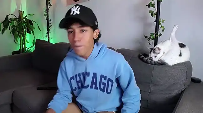 Ostin18hot online show from December 13, 1:37 am