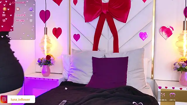 Flor delunaa online show from February 13, 1:00 pm