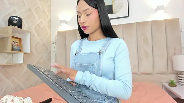 Anniie Queen online show from December 2, 4:36 am