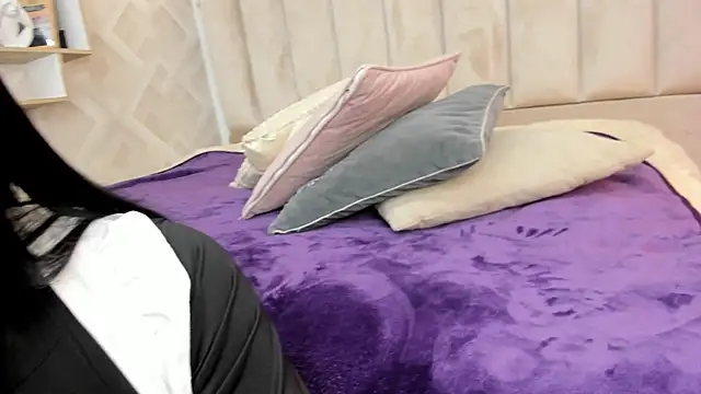 Anniie Queen online show from May 6, 3:21 am