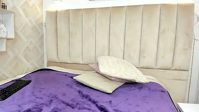 Anniie Queen online show from July 24, 4:30 am