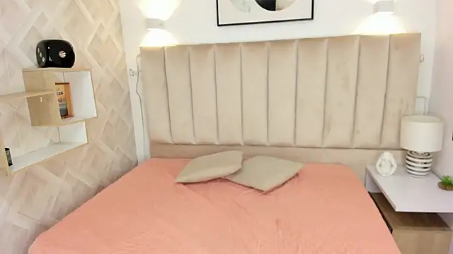 Anniie Queen online show from December 18, 3:11 am