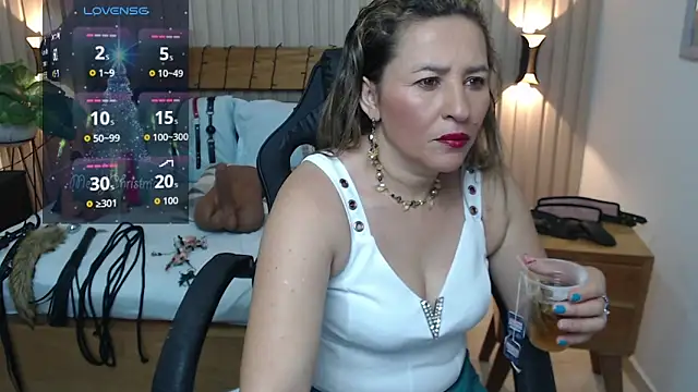 Snapshot of luciana_ballesteros_ chatting on December 4, 12:37 pm luciana ballesteros online show from December 4, 12:37 pm