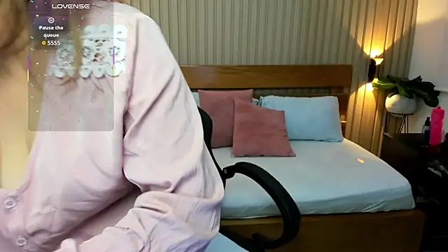 luciana ballesteros  online show from February 3, 12:21 pm