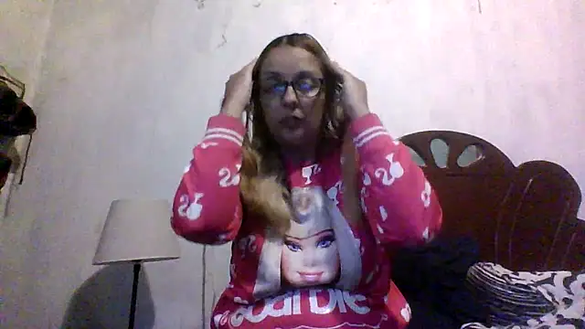 Snapshot of Samanthat33 chatting on November 15, 10:03 pm Samanthat33 online show from November 15, 10:03 pm