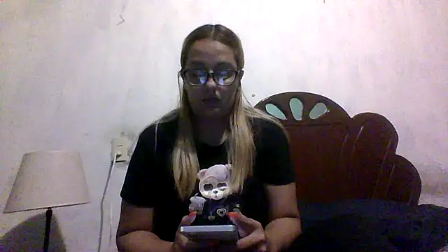 Snapshot of Samanthat33 chatting on October 31, 11:33 pm Samanthat33 online show from October 31, 11:33 pm