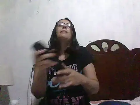 Snapshot of Samanthat33 chatting on March 5, 8:32 pm Samanthat33 online show from March 5, 8:32 pm