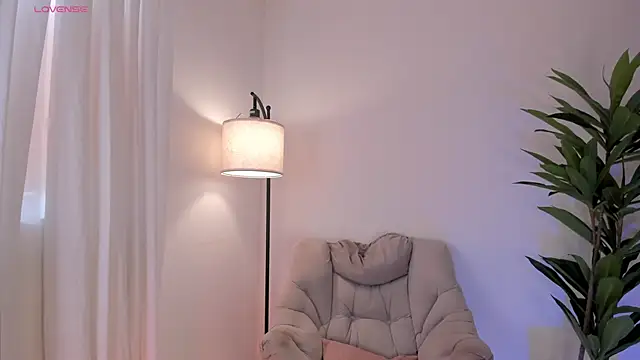 Snapshot of Mia_love__ chatting on November 28, 4:07 pm Mia love online show from November 28, 4:07 pm