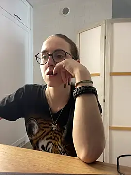 Snapshot of MartiniiSelenna chatting on June 16, 5:51 am MartiniiSelenna online show from June 16, 5:51 am