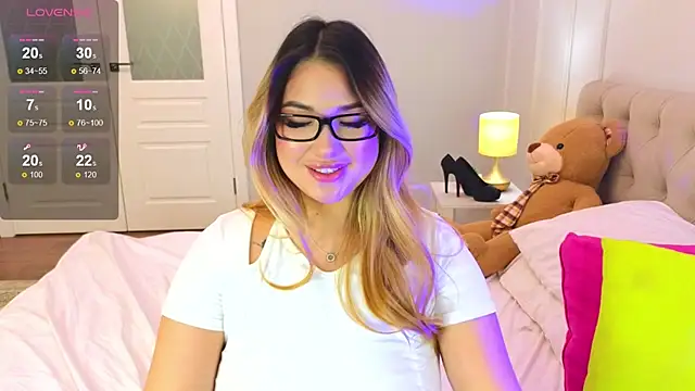 DaniellaMell online show from October 17, 7:00 am