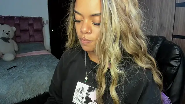 ladyrd1 online show from April 24, 1:29 am