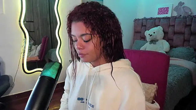 ladyrd1 online show from February 18, 6:04 am