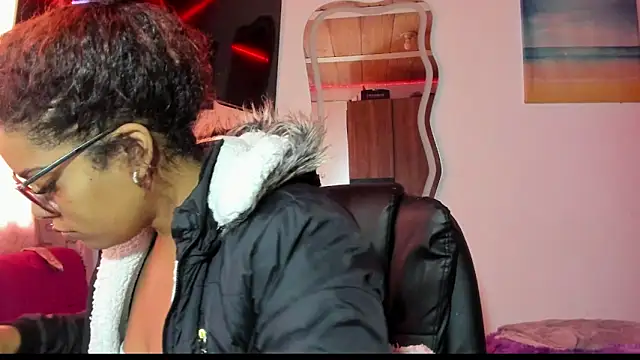 ladyrd1 online show from September 17, 2:30 pm