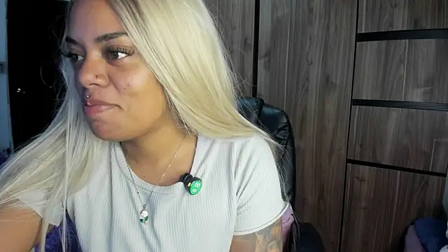 ladyrd1 online show from April 18, 12:46 am