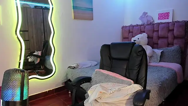 ladyrd1 online show from March 23, 6:26 am