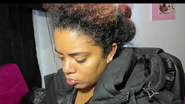 ladyrd1 online show from January 8, 12:05 am