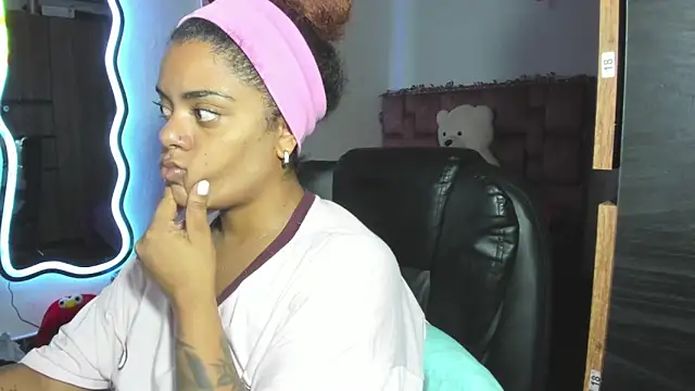 ladyrd1 online show from February 23, 11:49 pm