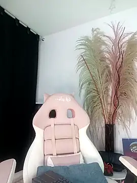 lovely kitt online show from February 3, 3:15 am