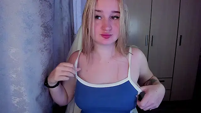 Snapshot of KeiraNight chatting on October 31, 2:30 am KeiraNight online show from October 31, 2:30 am