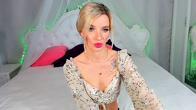 Snapshot of AlinaLovelyX chatting on November 15, 1:20 am AlinaLovelyX online show from November 15, 1:20 am