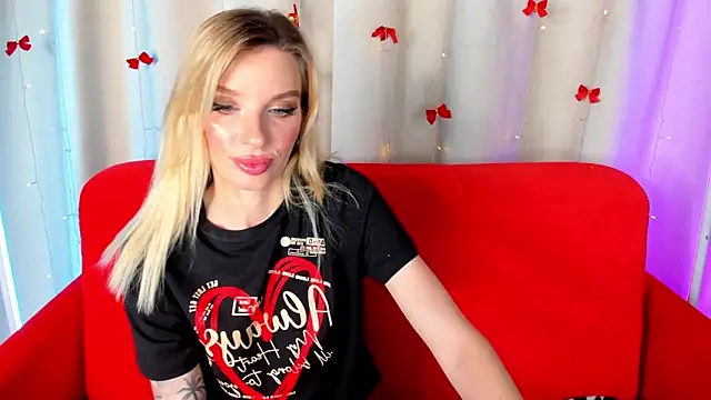 Snapshot of AlinaLovelyX chatting on June 22, 1:11 am AlinaLovelyX online show from June 22, 1:11 am