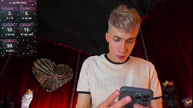 Snapshot of Angel_Snowhotxxx chatting on February 16, 6:32 am Angel Snowhotxxx online show from February 16, 6:32 am