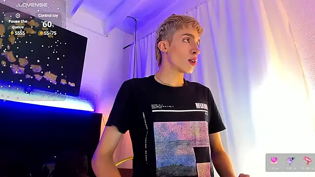 Snapshot of Angel_Snowhotxxx chatting on February 26, 3:46 am Angel Snowhotxxx online show from February 26, 3:46 am