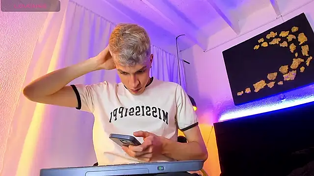 Snapshot of Angel_Snowhotxxx chatting on February 14, 6:34 am Angel Snowhotxxx online show from February 14, 6:34 am