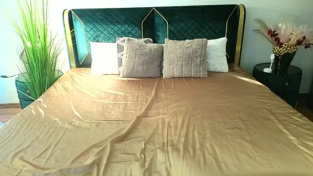 IceDanielles online show from March 26, 1:31 pm