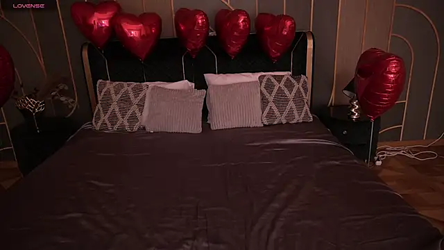 IceDanielles online show from February 9, 3:21 pm