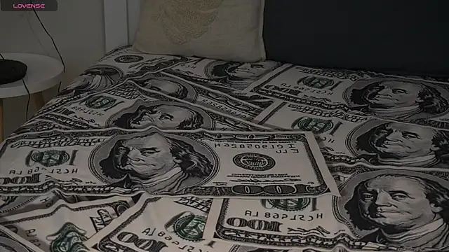 IceDanielles online show from November 9, 1:37 pm