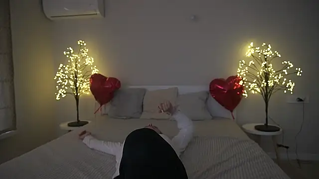 IceDanielles online show from March 15, 12:34 pm