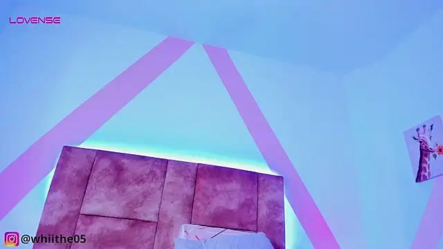 Snapshot of isabella_whiithe chatting on February 24, 11:41 pm isabella whiithe online show from February 24, 11:41 pm