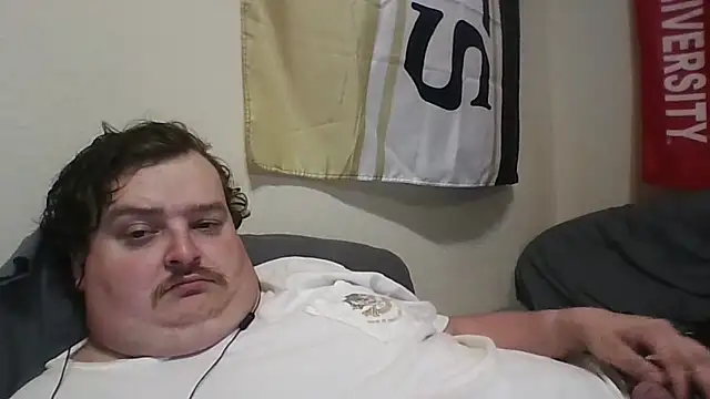 Snapshot of YelpedAverting chatting on December 1, 12:33 am YelpedAverting online show from December 1, 12:33 am