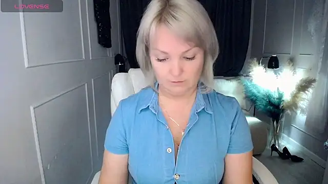 Snapshot of Juarnea chatting on February 24, 1:01 pm Juarnea online show from February 24, 1:01 pm