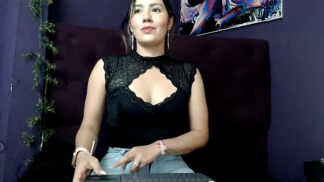 Snapshot of merlinaadams_ chatting on February 22, 7:36 pm merlinaadams online show from February 22, 7:36 pm